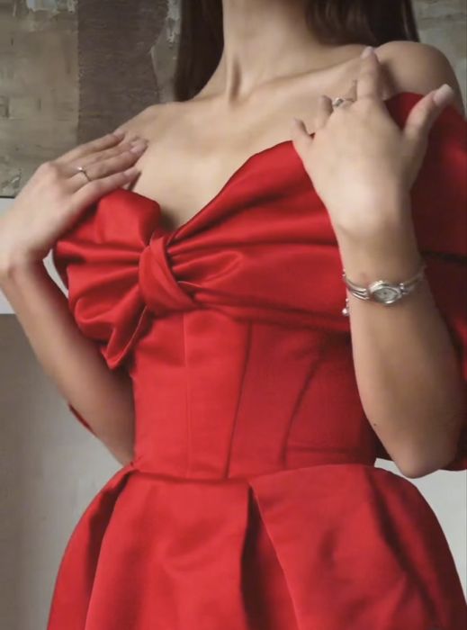 Атласное платье с бантом