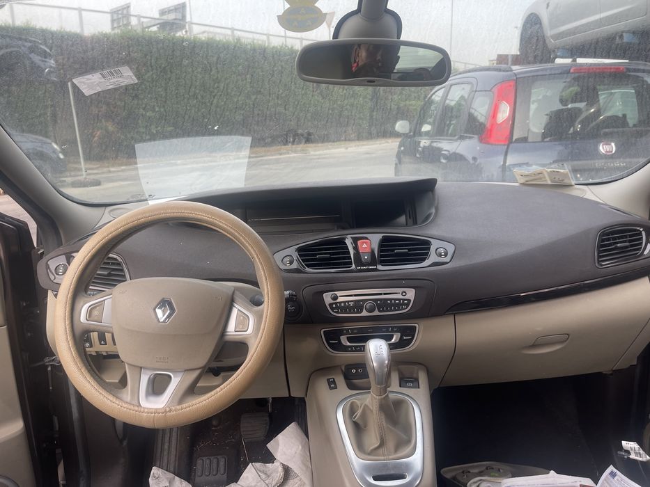 Dezmembrez renault scenic 3 an 2012 1.5 diesel cutie automata