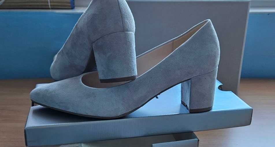 Светлосиви бални обувки на висок ток