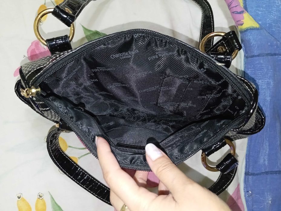 Geanta eleganta Charlotte Reid London gri cu insertii aurii, moderna