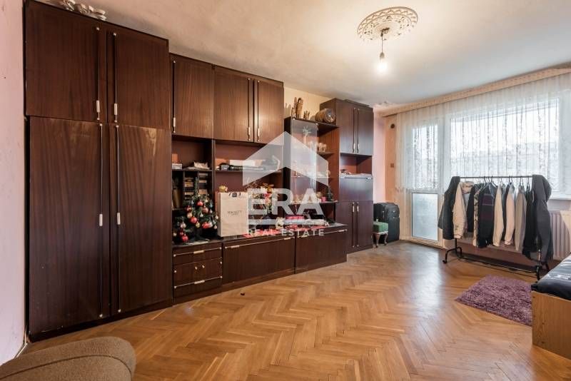 Тристаен, ексклузивен, обзаведен апартамент за продажба, с гараж и маз