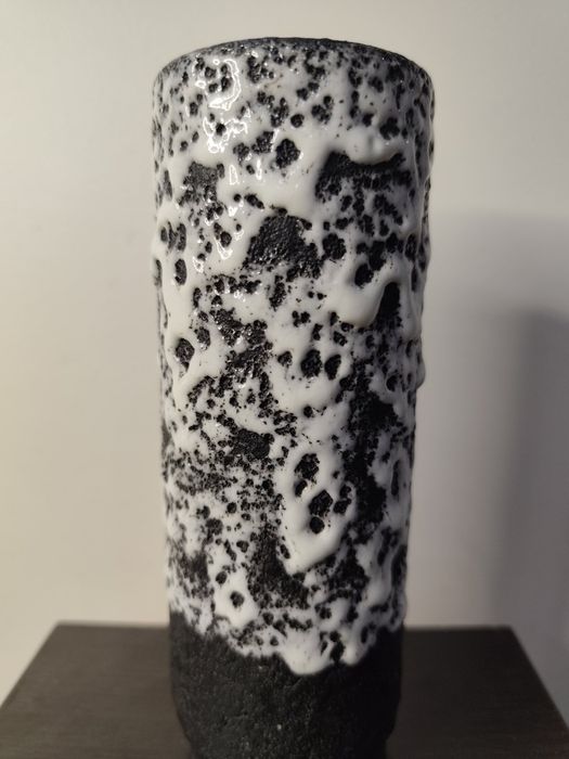 Изключително красива ваза от плътна керамика с лава ефект на глазурата