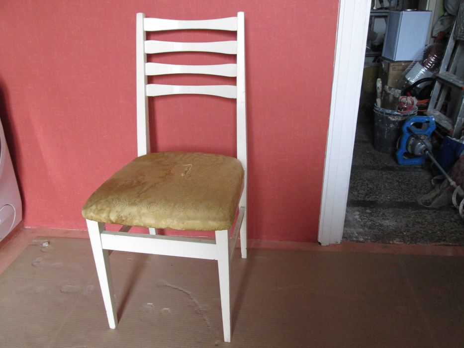 Стол един бял дървен масив.