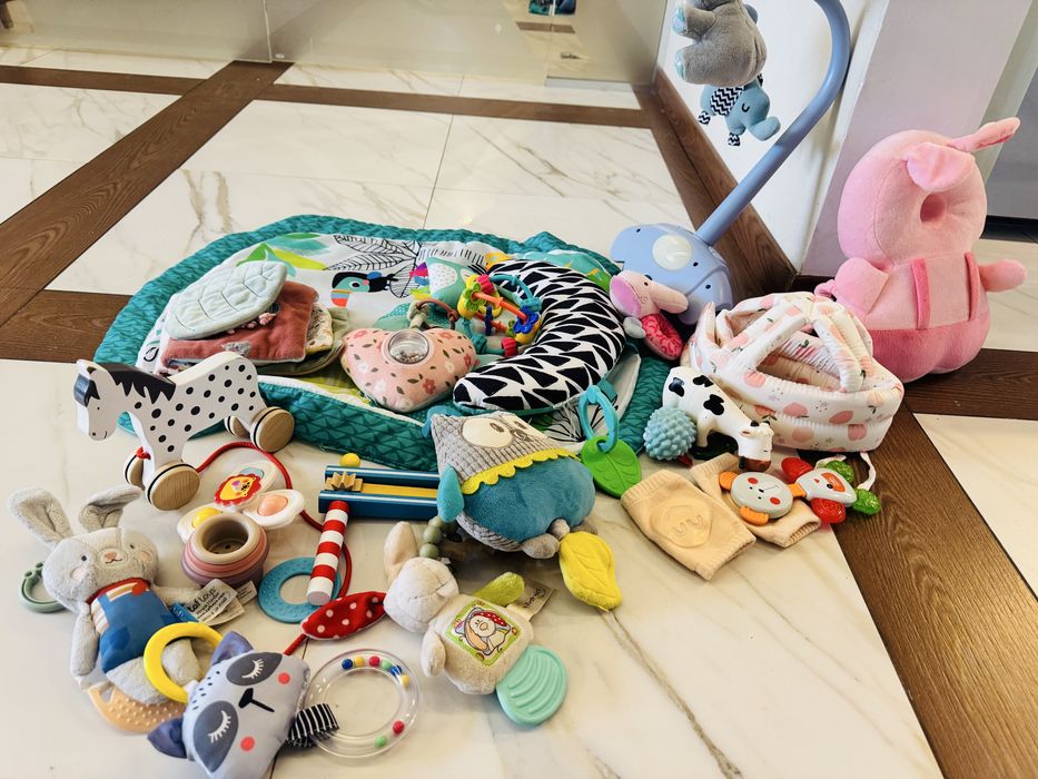 Лот играчки за бебе + Kinderkraft въртележка + килимче