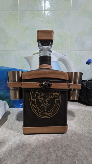 Походная фляжка с рюмкамм