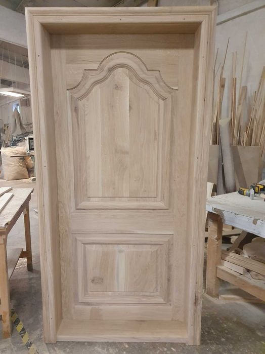 Mobilier din lemn masiv.