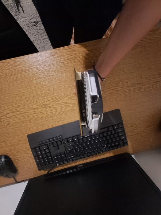 Vand rx 570 4gb cu sigiliu pe surub