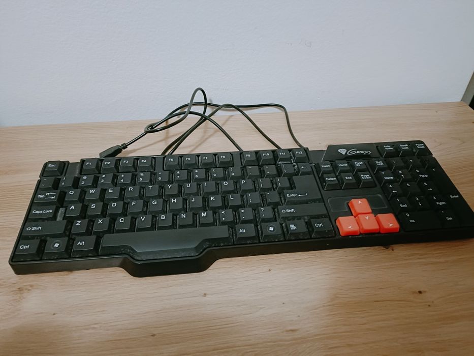 Vând tastatura Genesis