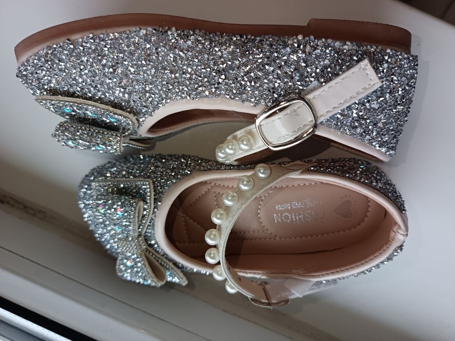 Продам детские туфли  4000