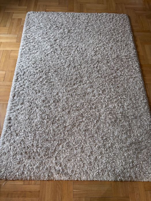 Килим бежов с дълга нишка