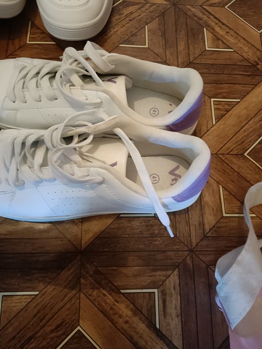 Vând adidași mărime mare