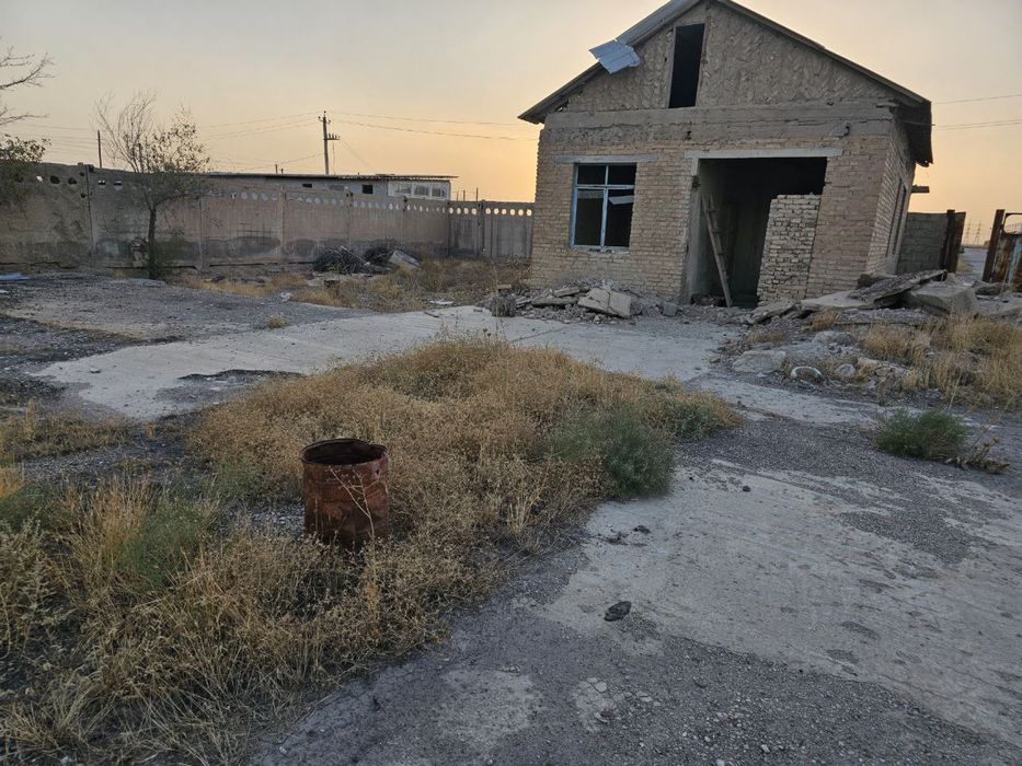 Продается нежилая база в городе Навои, по ул. Тинчлик.