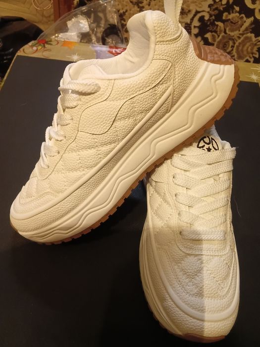 Продам мужские кроссовки