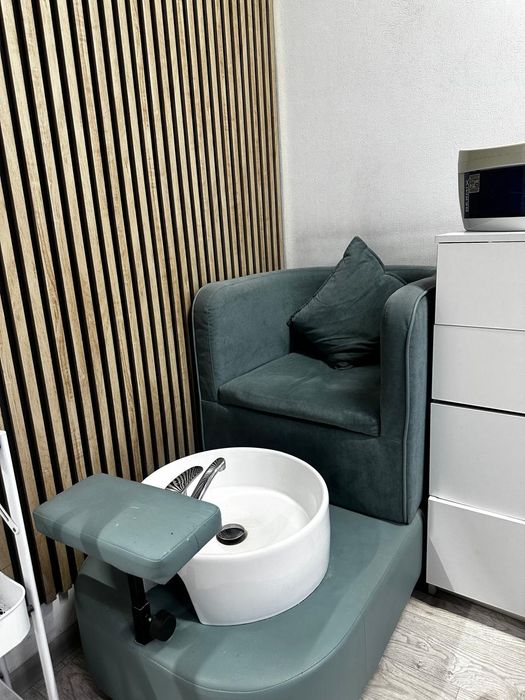 Продам стол ,стулья для моникюра