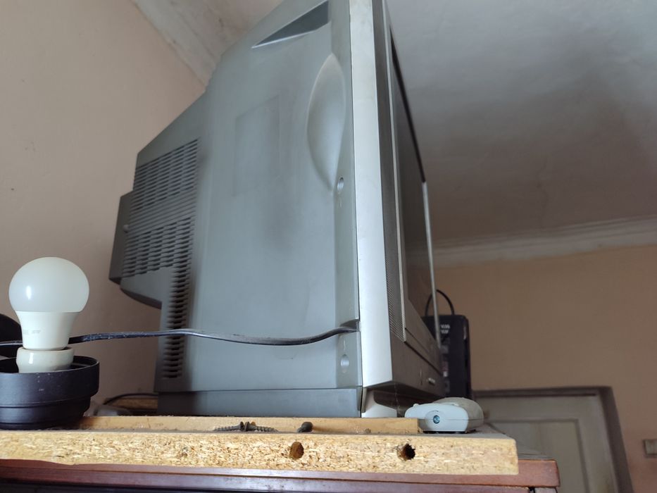 Продаю старый телевизор LG c пультом