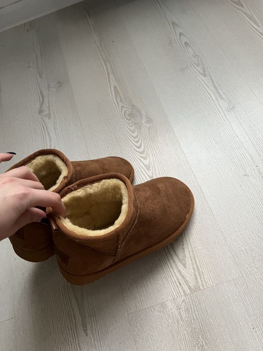 UGG ultra mini maro