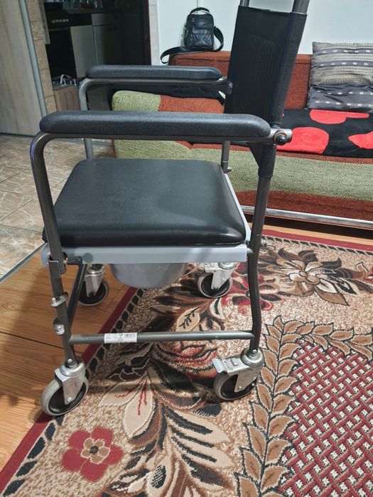 Vând scaun tip toaleta nou cu accesorii