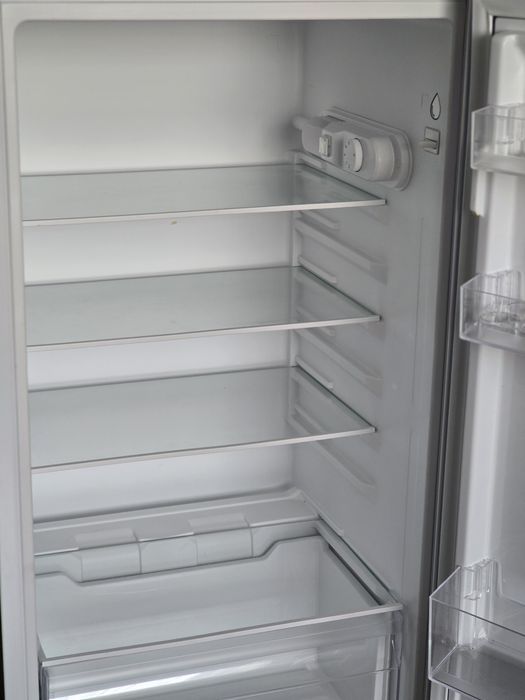 Frigider nou cu 2 uși si congelator , 213l , 144cm înălțime