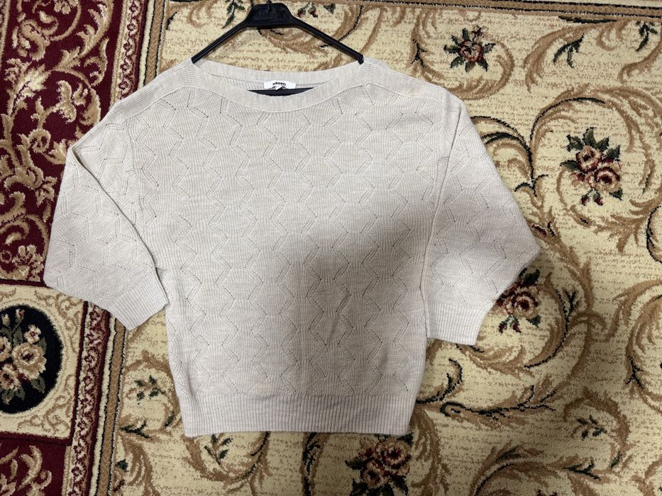 Женская кофта бежевого цвета.