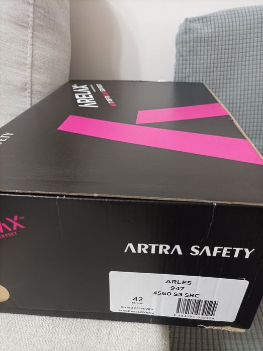 Продавам -Нови, висок клас работни обувки.