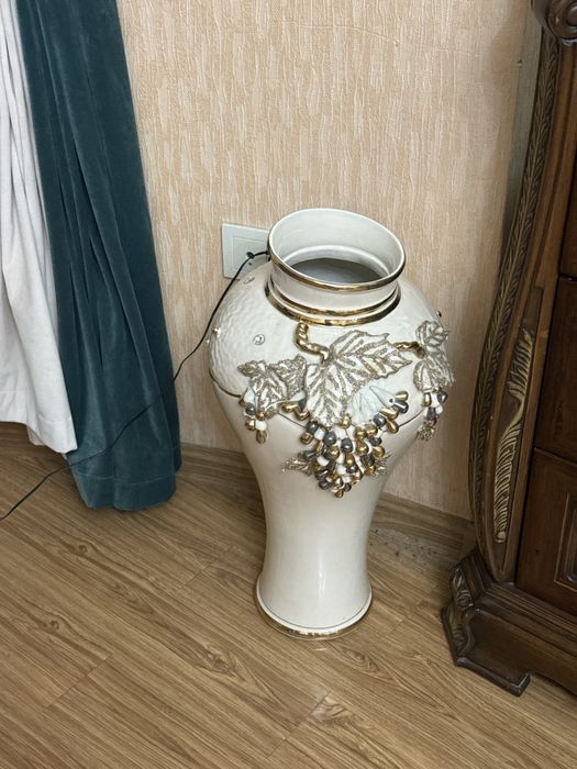 Вазы для дома белые и золотая