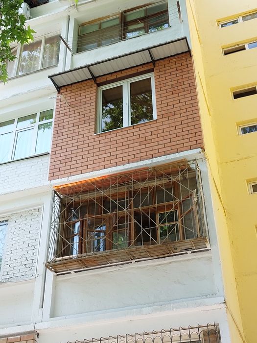 Кладка кирпича балконов , Решётка, козырёк