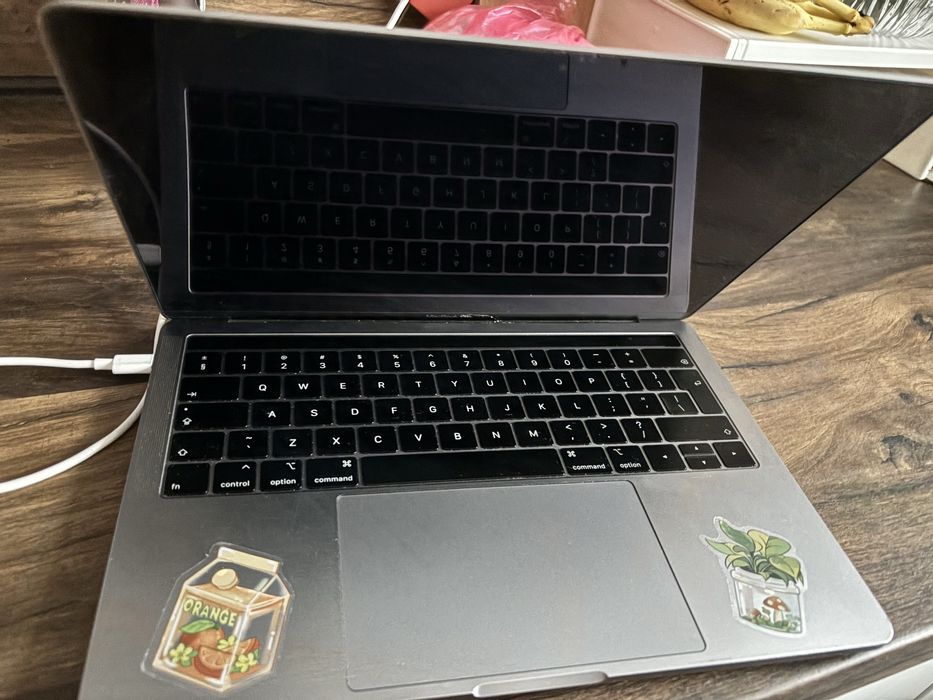 MacBook Pro 13" (Mid 2019) – Touch Bar / iCloud Clean