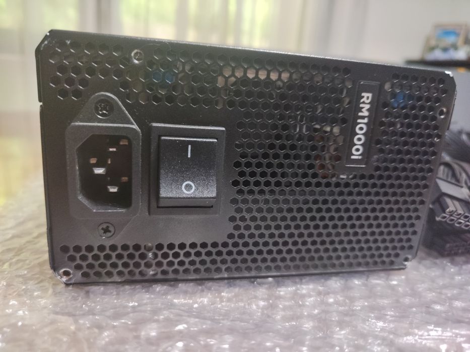Продавам работещо захранване Corsair RM1000i - 80 PLUS Gold