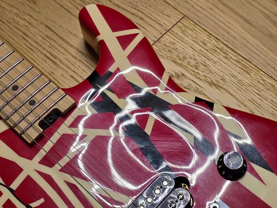 Vand / Schimb chitara electrica EVH Striped series RED