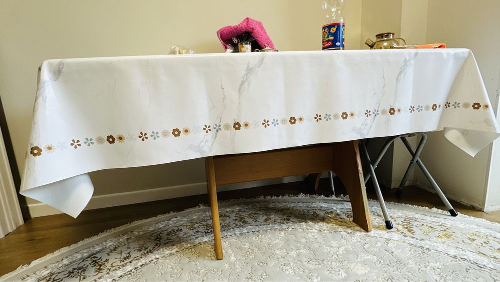 Стол с двумя табуретками