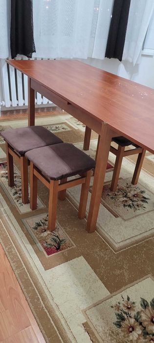 Двери межкомнатные ,стол и стулья