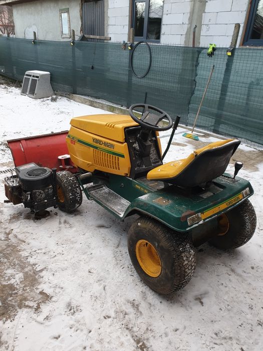 Tractoras de tuns iarba gazon