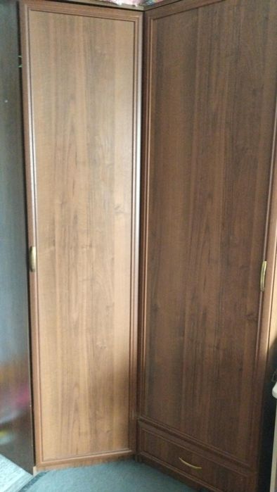 Продам угловой шифонер