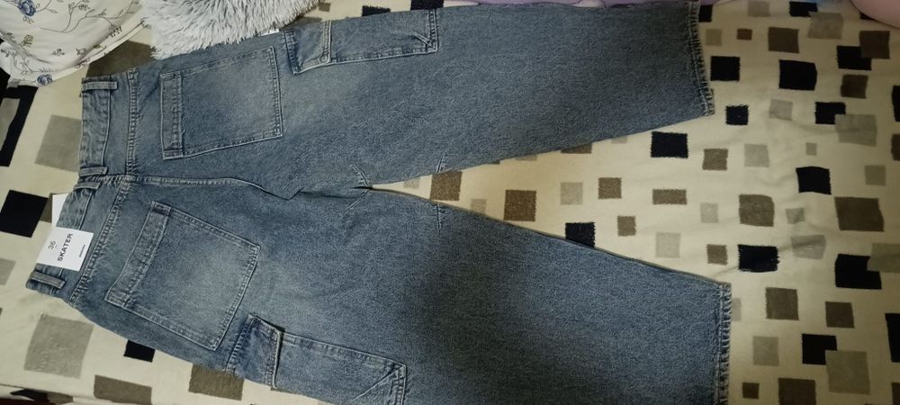 Vând blugi Cargo skater fit cu efect prespălat