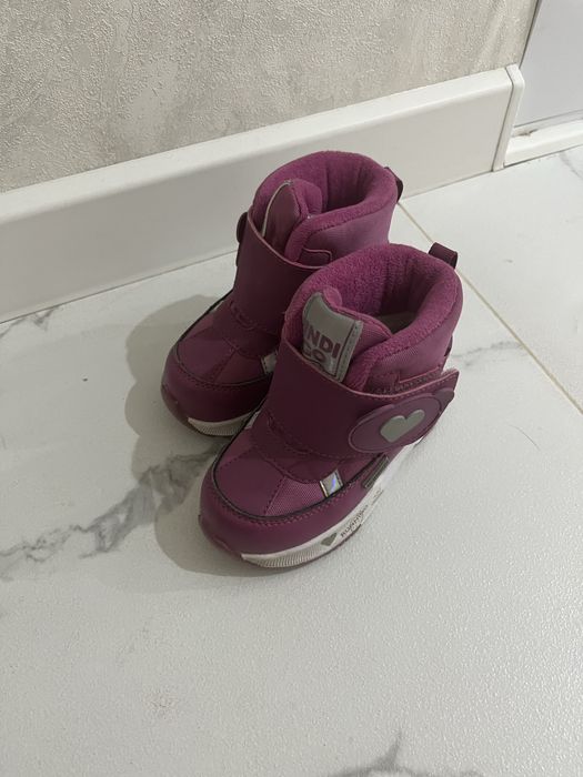 Продам зимнюю обувь на девочку