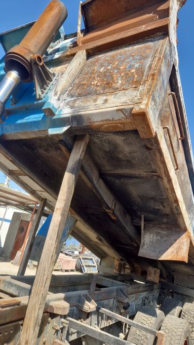 Bena basculanta de daf 6x4 cu cilindru și semișasiu