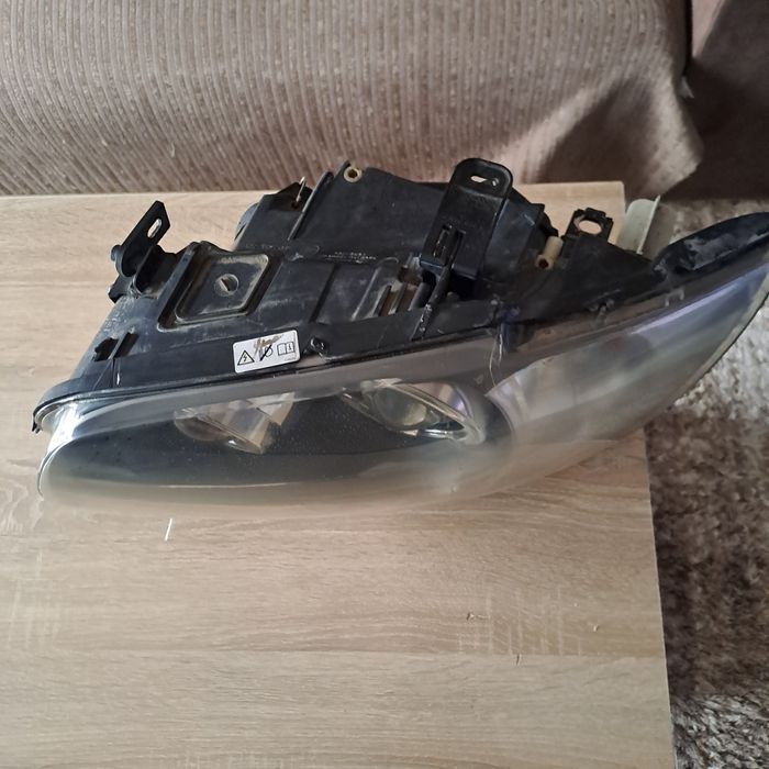 Фар ксенонов ляв фар бмв е87 фейслифт