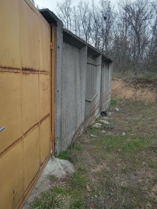 Продавам бетонен гараж