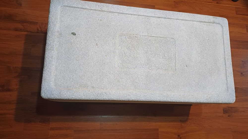 Vând cutie termoizolanta  polistiren .