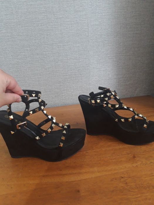 Продам босоножки