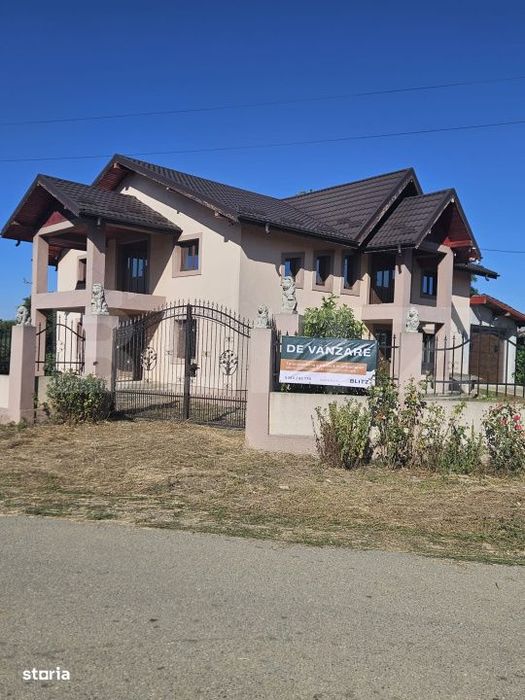 Casa la rosu, de vanzare, 250 mp, zona Slobozia Moara