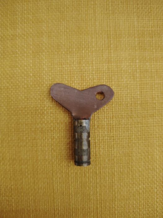 Настолен механичен часовник Весна