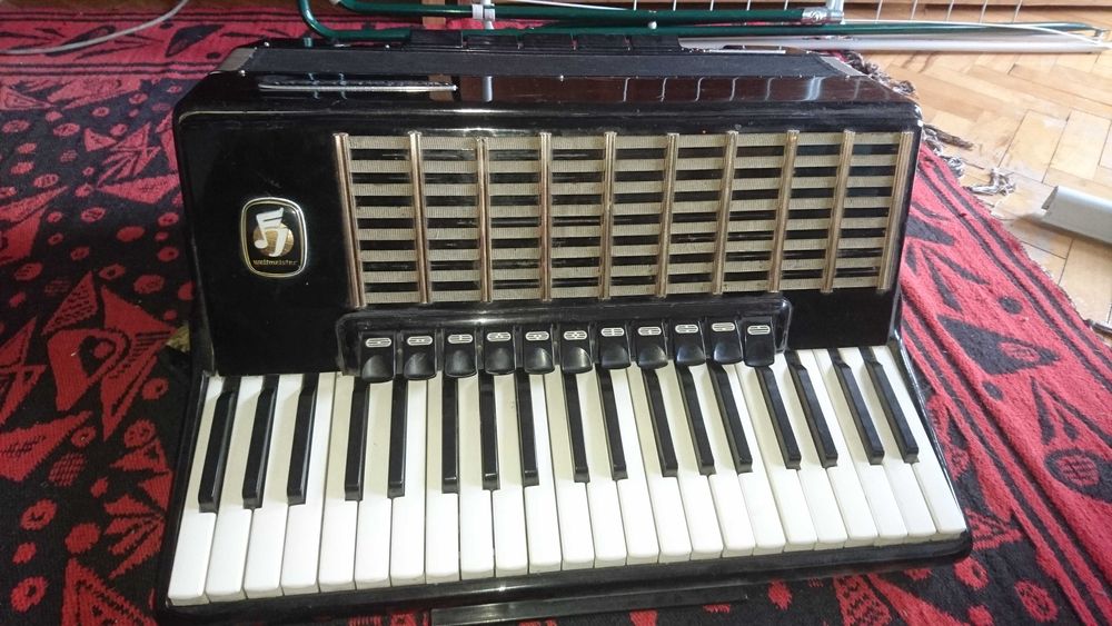 Продавам акордеон Weltmeister Stella 120 баса