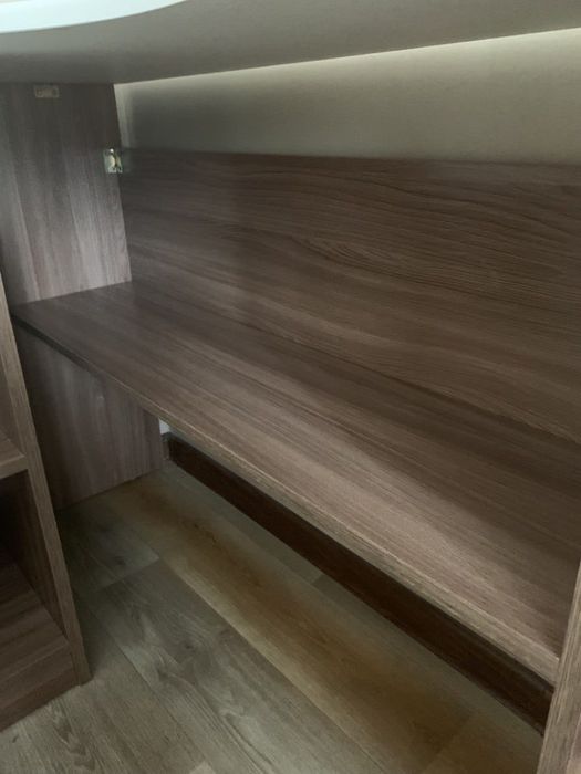 Угловой стол со стеллажем