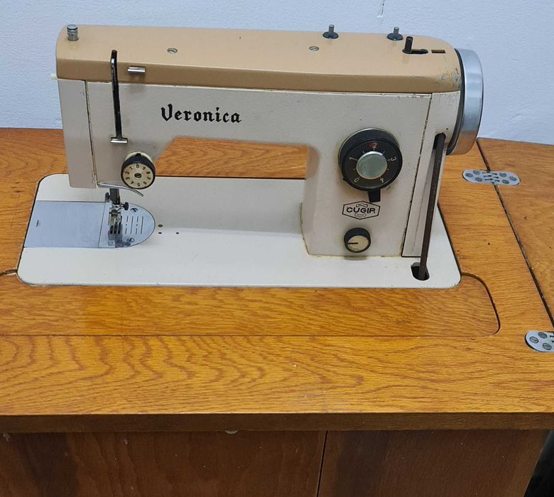 Vand mașină de cusut veche veronica stare foarte bună negociabil