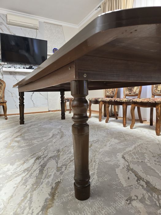 Стол с стульями в хорошем качестве.