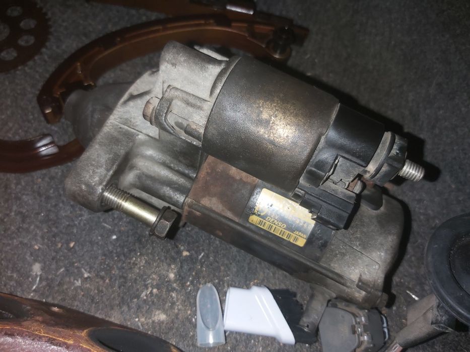 Тойота ярис на части 1000куб.,68 коня