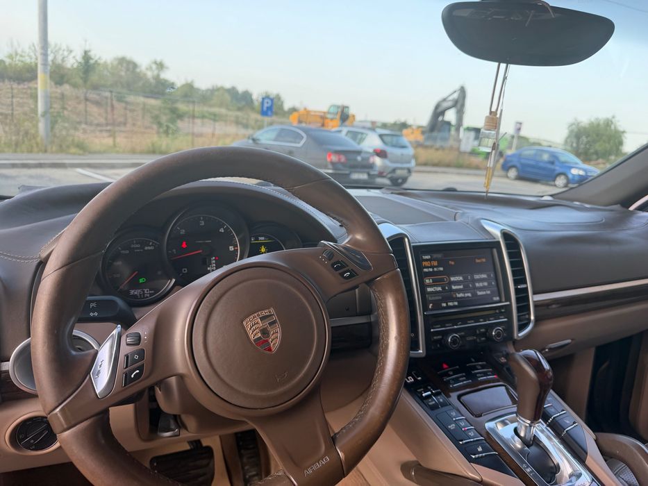 Vând / Schimb cu proprietate imobiliară ( teren / garsoniera / etc  / + diferența ) -  Porsche Cayenne 2013 Diesel
