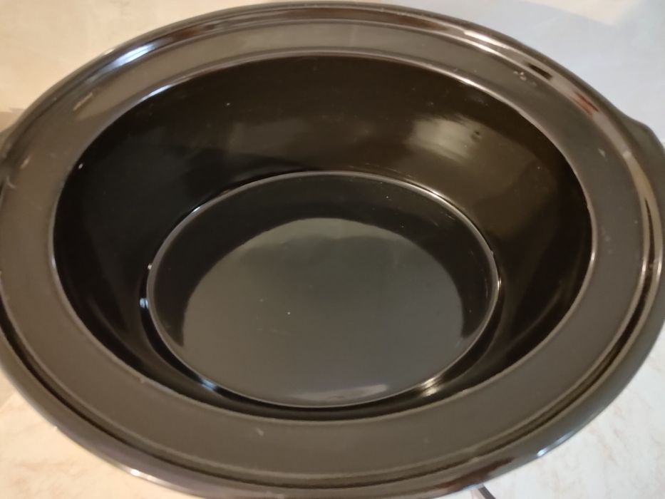 Slow cooker cu capac