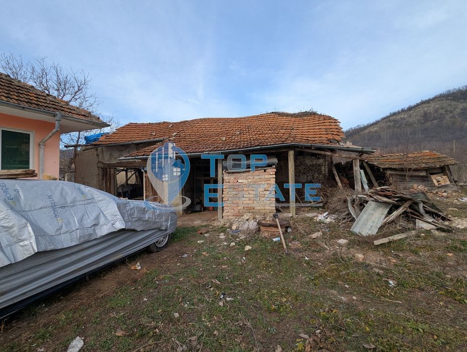 Ремонтирана масивна къща с голям и поддържан двор в село Асеново, общ